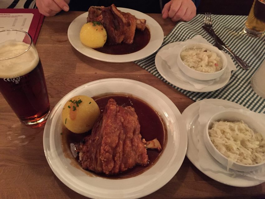 จาน Schweinshaxe แบบดั้งเดิมในเยอรมนี