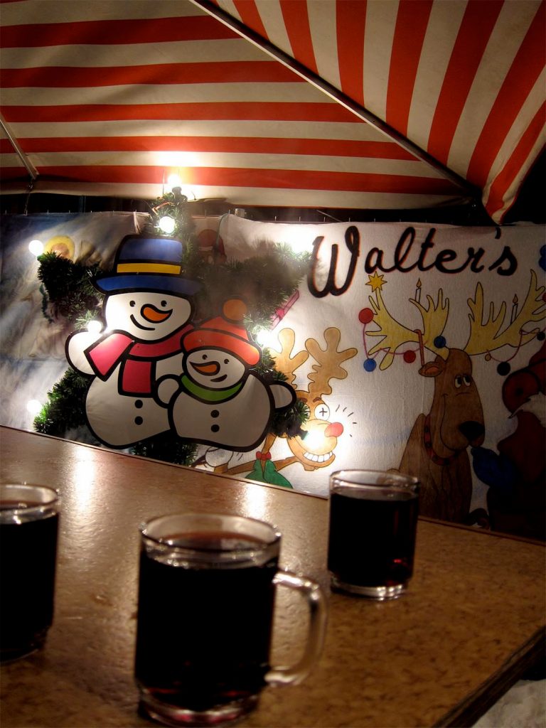 ไวน์อุ่น หรือ Glühwein ที่ตลาดคริสมาสต์แรกในชีวิต
My first Glühewine (mulled wine)!